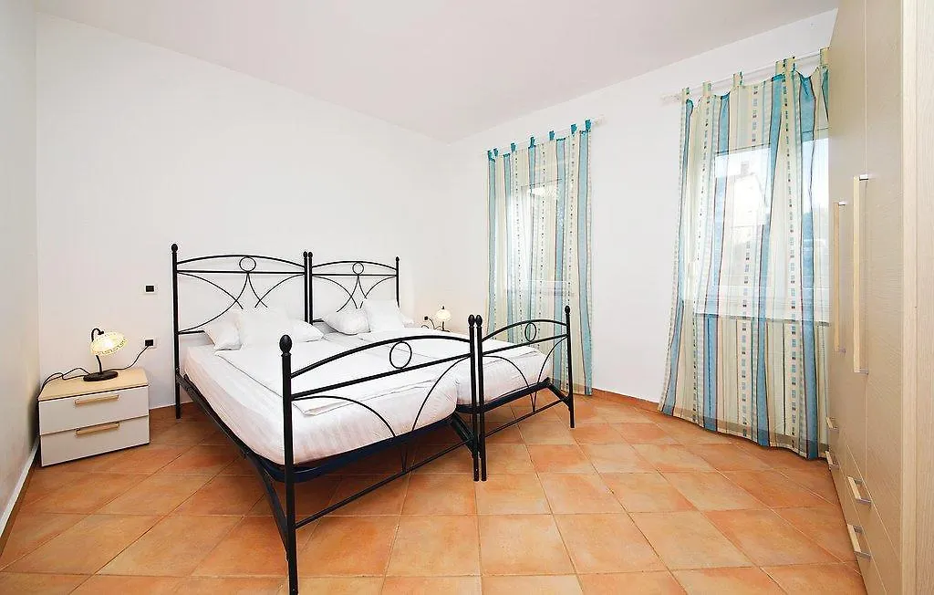 2 Bedroom Stunning Home In Pula 0*,