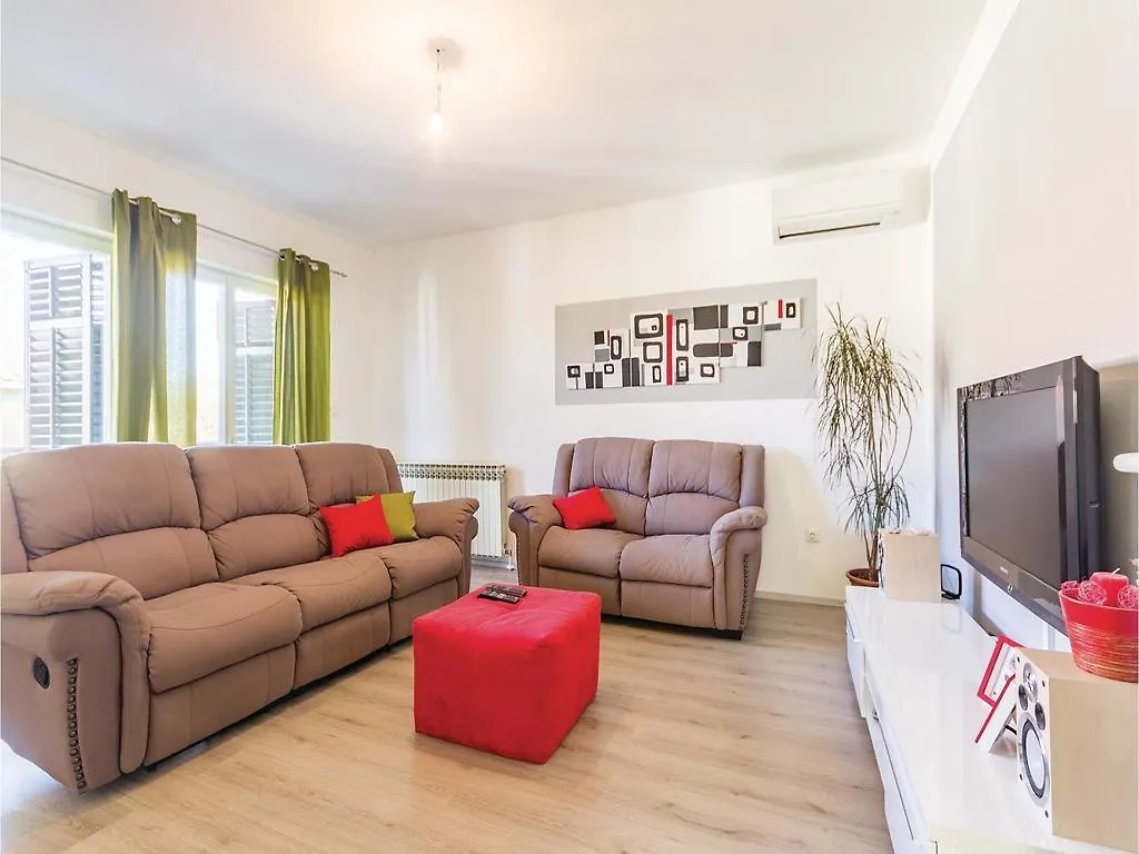 2 Bedroom Stunning Home In Pula